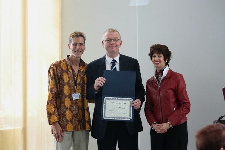 Librarian David Palmer receives his ETD Leadership Award